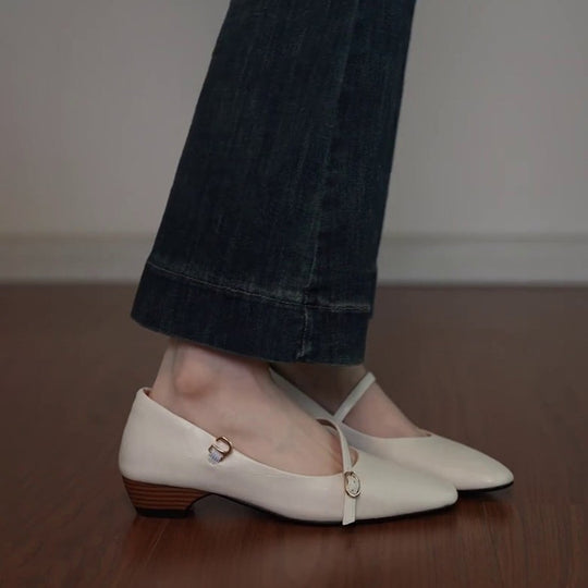 Damen spitz zulaufende Ballerinas mit elegantem Riemen und moderatem Blockabsatz EB