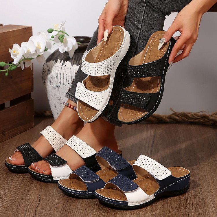 Damen bequeme Wedge-Pantoletten mit modischen Nieten-Details EB