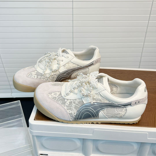 Damen Sneakers mit eleganten Spitzeneinsätzen und modischen Perlenverzierungen EB
