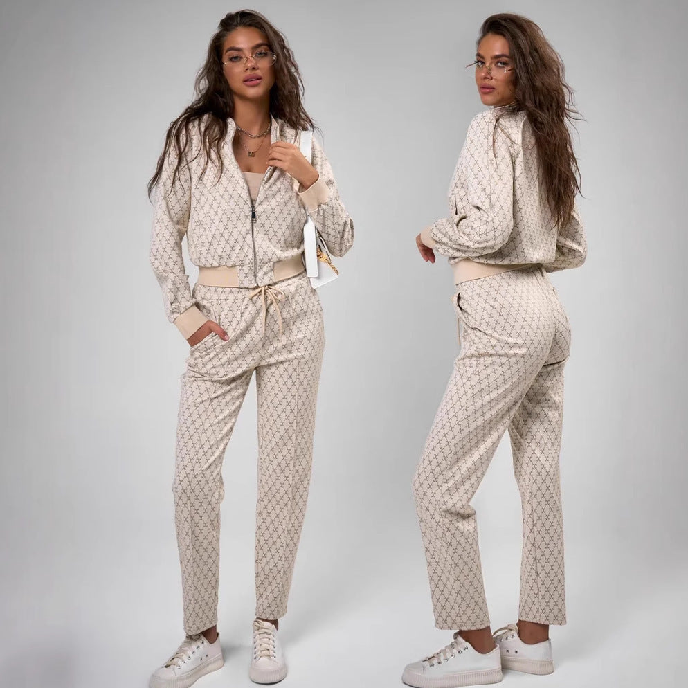 Damen jacquard Lounge-Set mit kurzer Bomberjacke und hochgeschnittener Kordelzug-Hose Eichborn Berlin