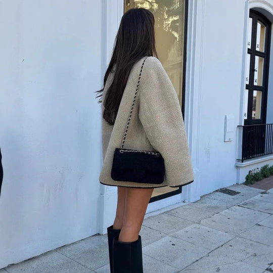 Damen Kuschelige Teddyjacke mit kontrastierenden Knopfdetails und Taschen EB