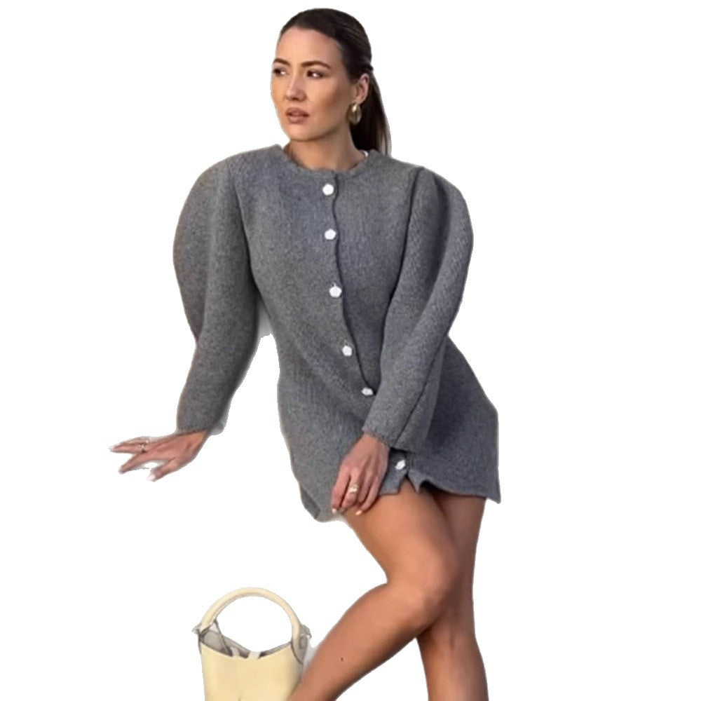 Damen Strickkleid mit voluminösen Ärmeln und eleganten Knopfdetails EB
