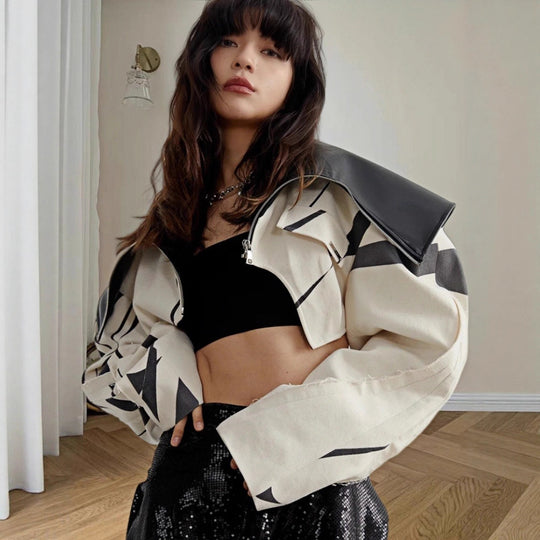 Damen Modische Cropped Jacke mit geometrischem Design und Kunstlederdetails EB