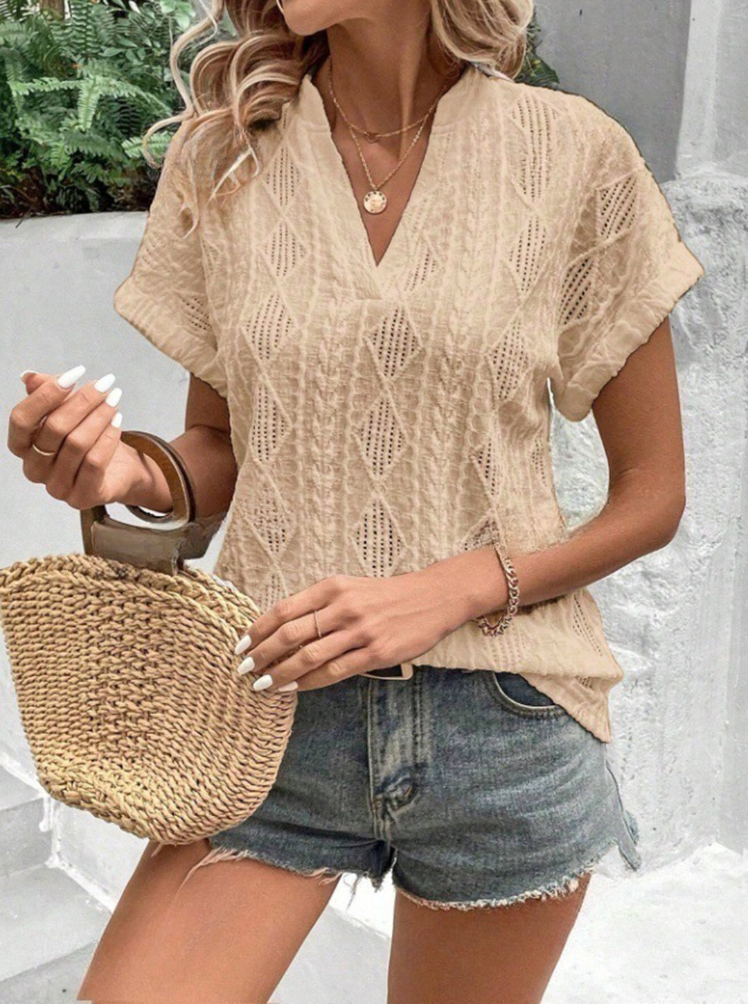 Damen Luftiges Kurzarmshirt mit raffinierten Lochdetails EB