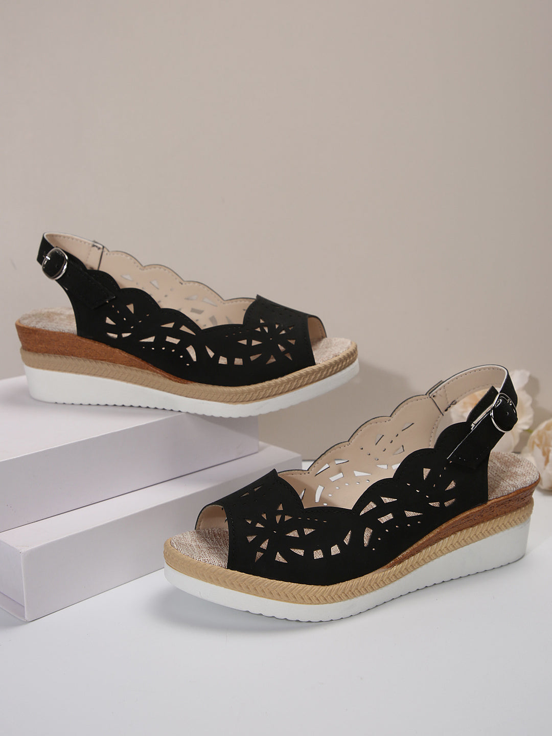 Damen Wedge-Sandalen mit elegantem Lochmuster und komfortabler Fußbettung EB