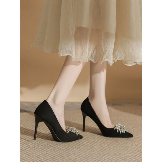 Damen elegante Pumps mit funkelnder Brosche EB