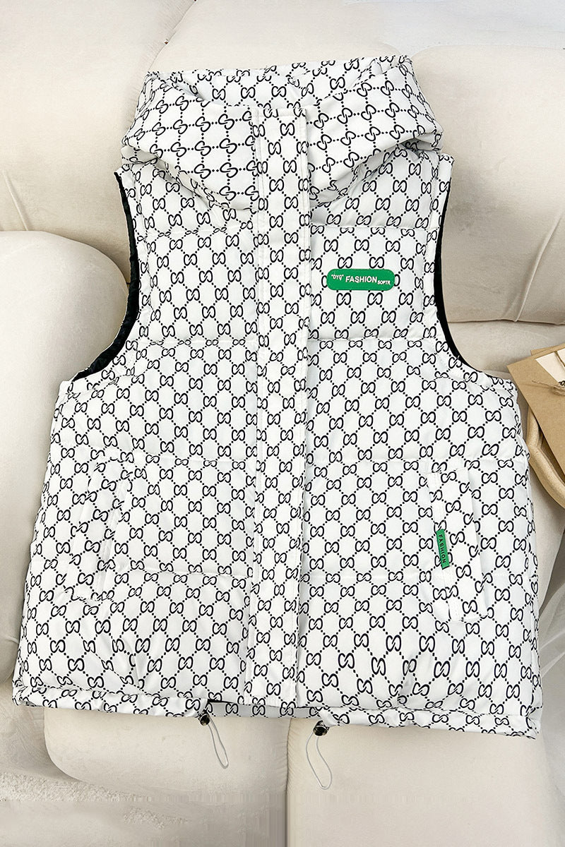 Damen nan gesteppte Kapuzenweste mit Allover‑Logoprint, wattierter Isolierung, verstellbarem Saum und verdeckten Reißverschlusstaschen EB
