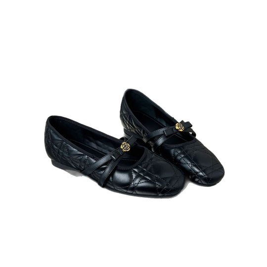 Damen Ballerinas mit elegantem Riemen und stilvollem Blumenmotiv EB