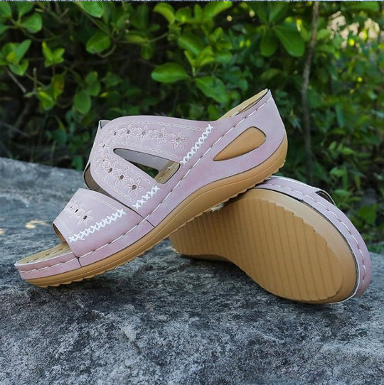 Damen Komfortable Wellness-Pantoletten mit dekorativen Cut-Outs EB