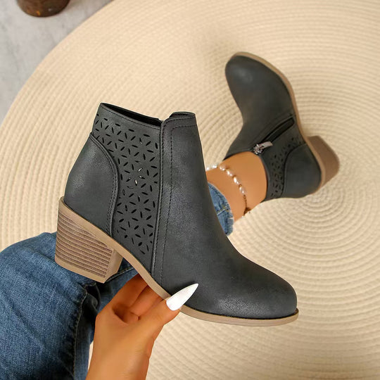 Damen Stiefeletten mit laserperforiertem Blattmuster, Wildlederoptik und mittlerem Blockabsatz EB