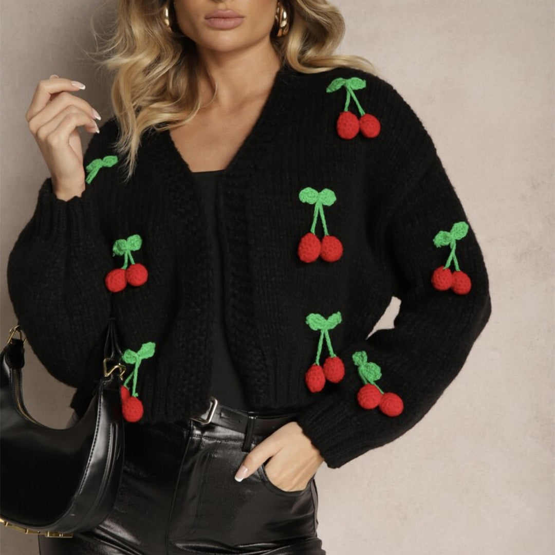 Damen Kurzcardigan aus grobem Strick mit gehäkelten Kirschen-Applikationen und V-Ausschnitt EB