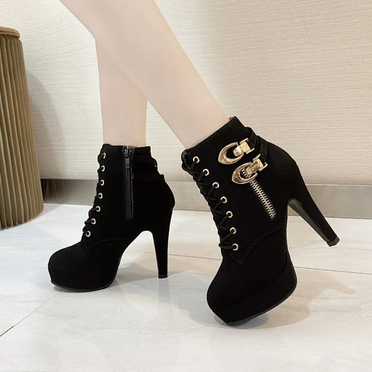 Damen Stiefeletten mit stylischem Schnürdesign und goldenen Akzent-Details EB
