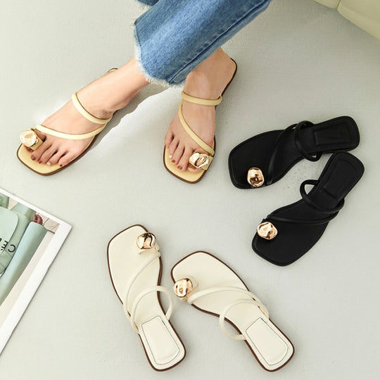 Damen Zehentrenner-Sandalen mit elegantem Riemendesign und luxuriösem Schmuckdetail EB
