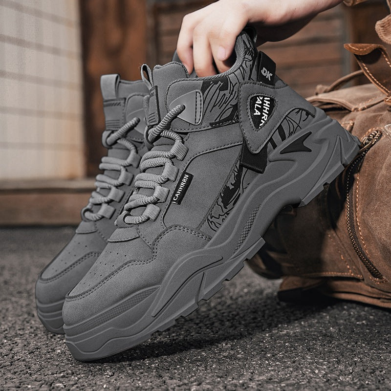 Herren robuste Outdoor-Chunky-Sneaker mit wattierter Knöchelmanschette, verblockter Plateau-Sohle und dekorativem Overlay-Detail EB