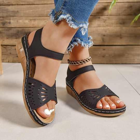 Damen Komfortable Zehentrenner-Sandalen mit perforierten Details EB