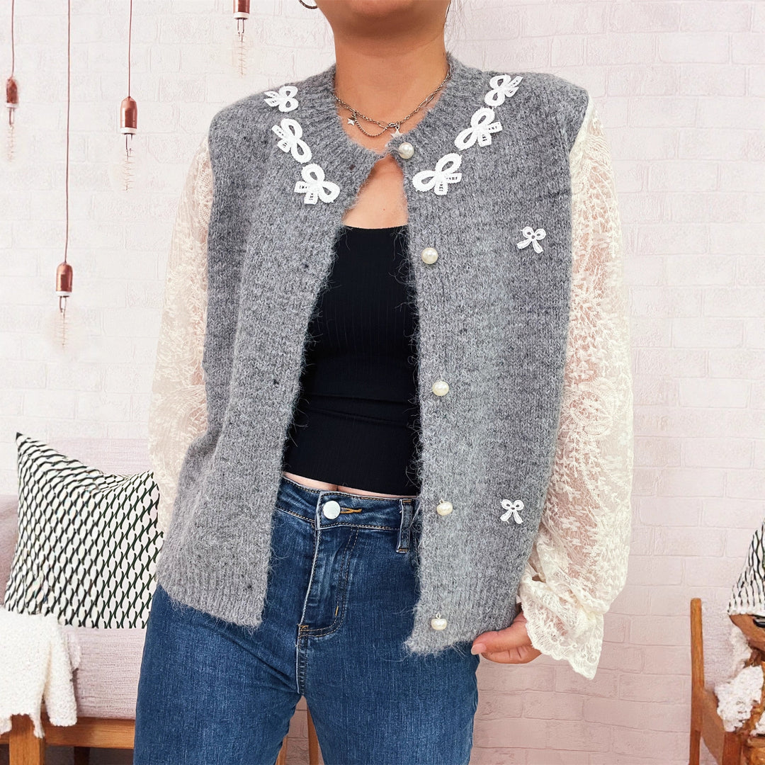Damen Strickjacke mit romantischen Spitzendetails und eleganten Knopfverschlüssen EB
