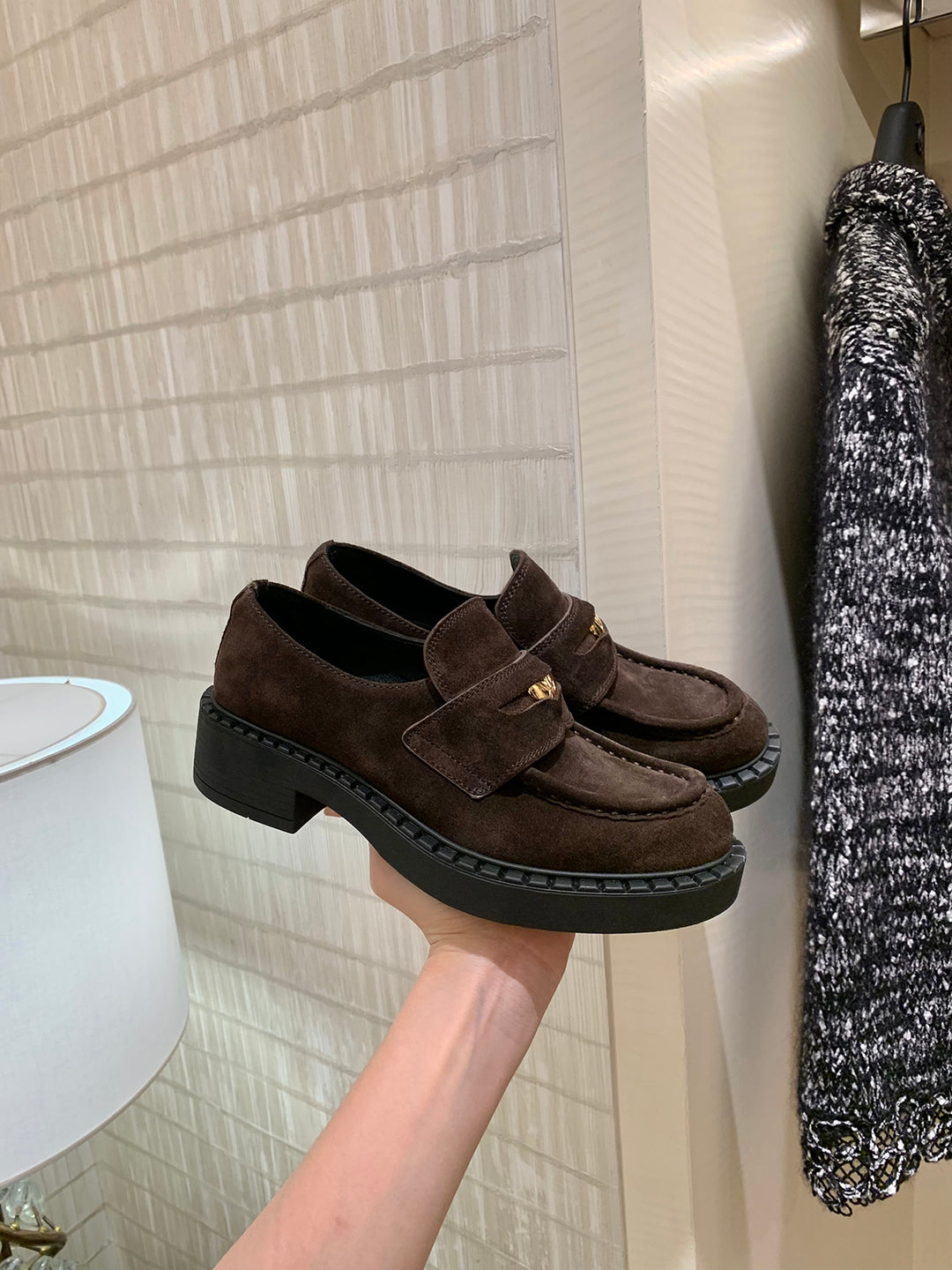 Damen elegante Loafers aus hochwertigem Lackleder mit modischen Riemen EB