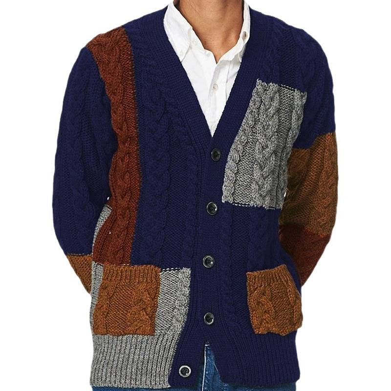 Herren Strickjacke mit modernem Zopfmuster und farblich abgestimmten Taschen EB