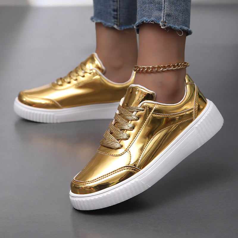 Damen nan niedrig geschnittener Sneaker mit spiegelnder Lackoberfläche, gepolstertem Schaft und erhöhter Laufsohle mit Rillenprofil EB
