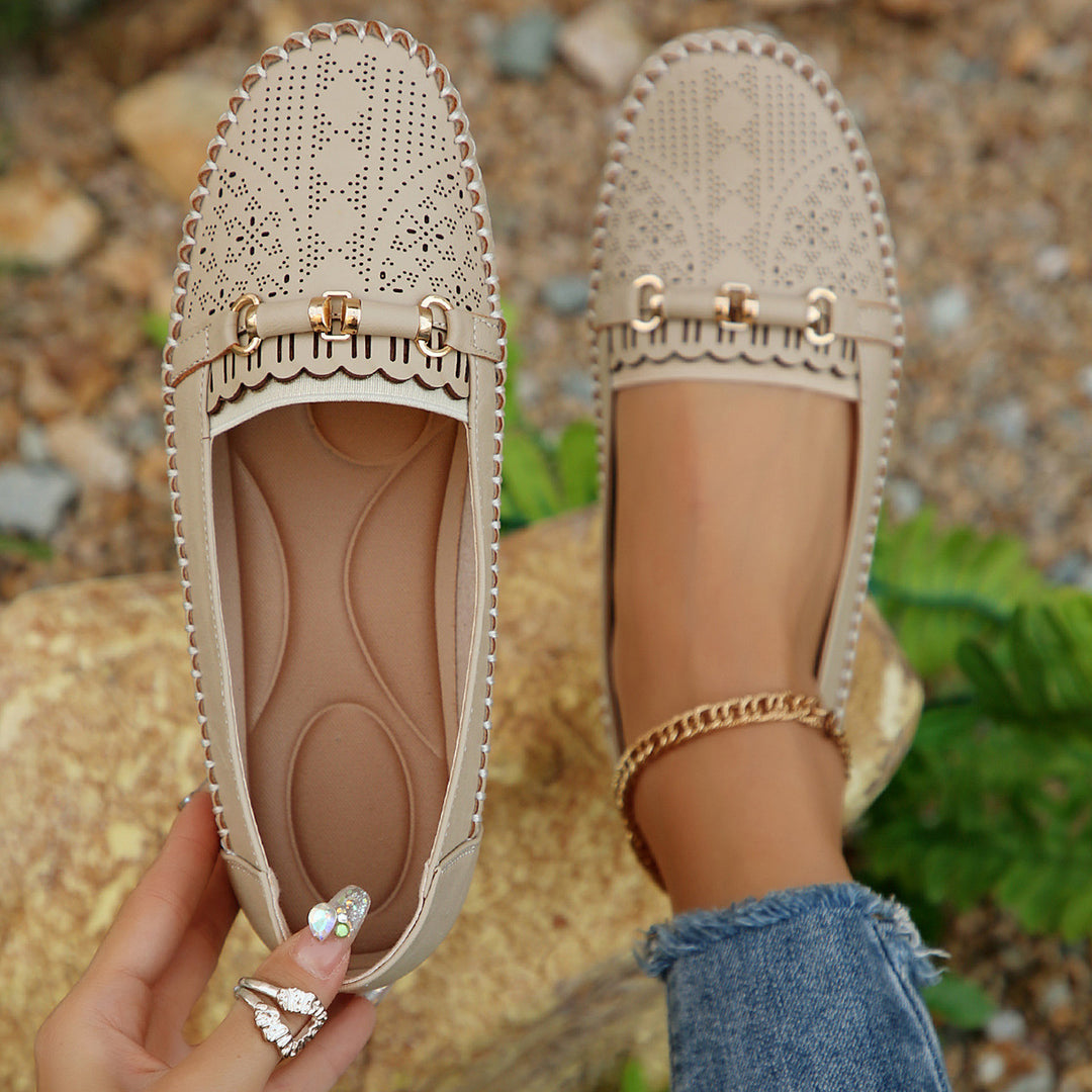 Damen  perforierte Mokassin-Loafer mit gepolstertem Komfortfußbett und dekorativem Metalldetail EB