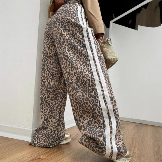 Damen weite Leoparden-Trackpants mit elastischem Bund und seitlichen Kontraststreifen Eichborn Berlin