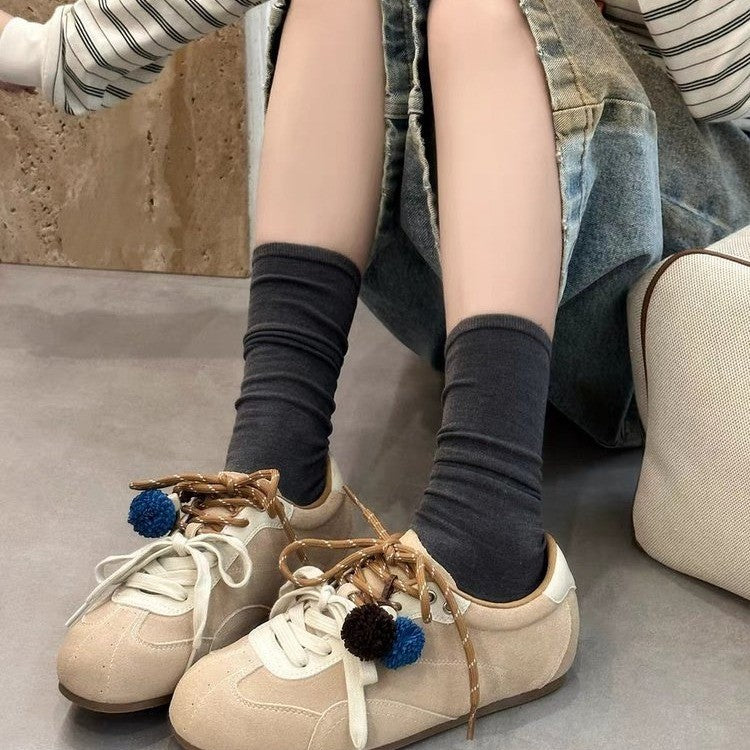 Damen Sneaker mit bunten dekorativen Pompons und hochwertigem Wildleder EB