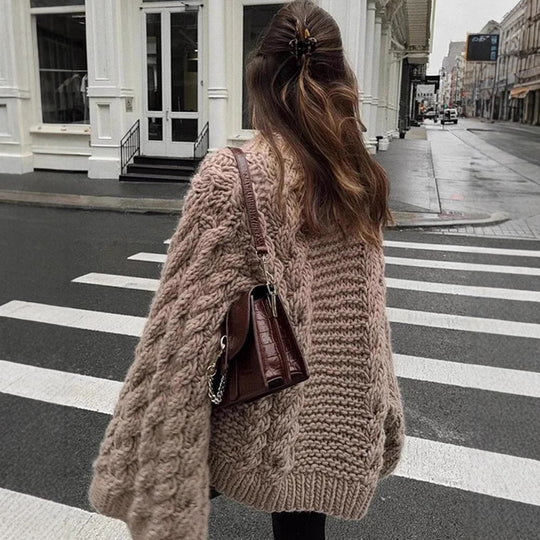 Damen Grobstrickpullover mit oversized Schnitt und kunstvollem Zopfmuster EB