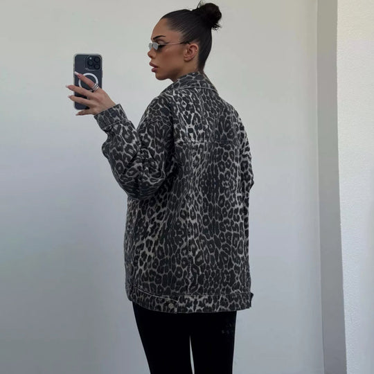 Damen Oversize-Jeansjacke mit Leopardenprint und aufgesetzten Brusttaschen Eichborn Berlin