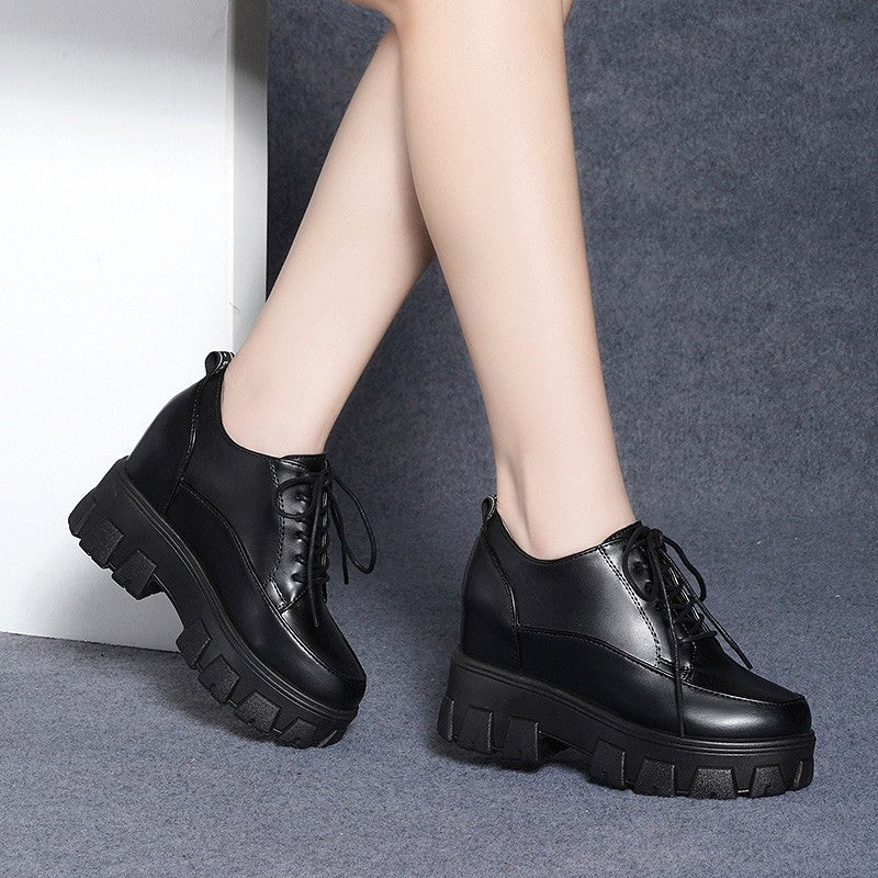 Damen Plateausneaker mit glänzender Oberfläche und robustem Sohlenprofil EB