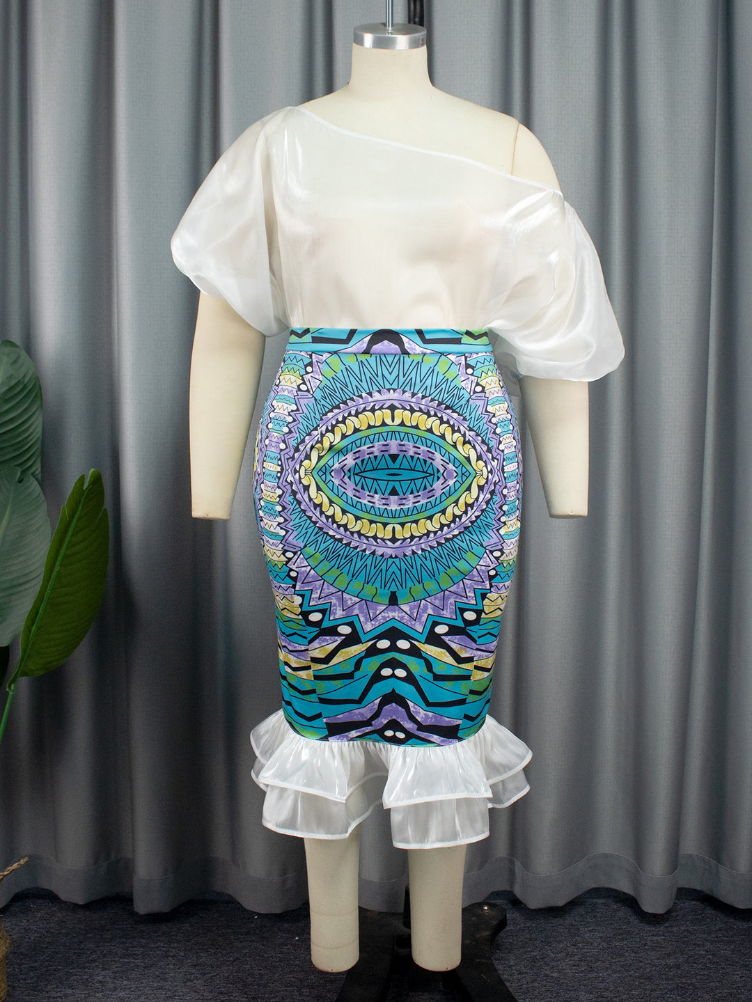 Damen Elegantes Kleid mit asymmetrischem Design und buntem Print EB