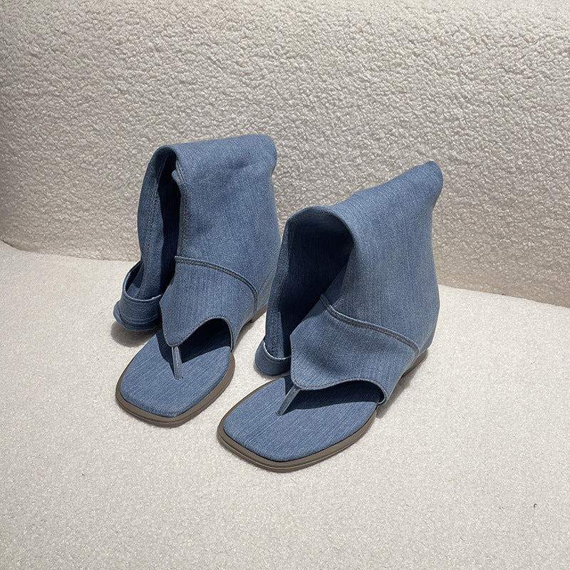 Damen nan wadenhoher Jeanslook-Stiefel mit Zehensteg offener Zehenpartie und verstellbarem Schnallenriemen EB
