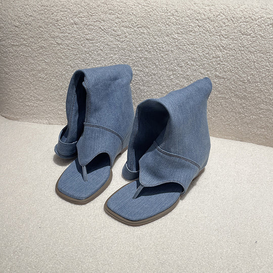 Damen nan wadenhoher Jeanslook-Stiefel mit Zehensteg offener Zehenpartie und verstellbarem Schnallenriemen EB