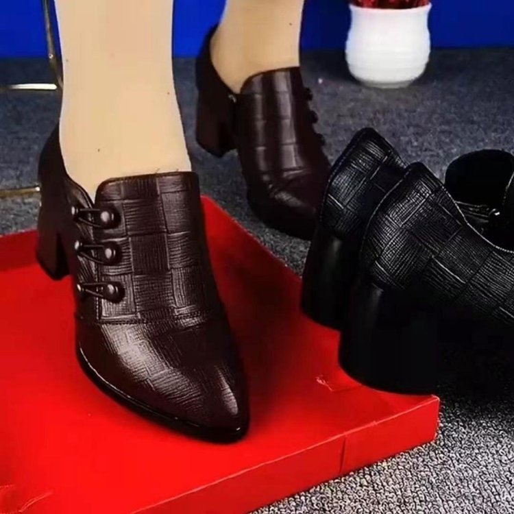 Damen Elegante Spitze Slipper‑Pumps mit niedrigem Blockabsatz und strukturierter Lederoptik EB