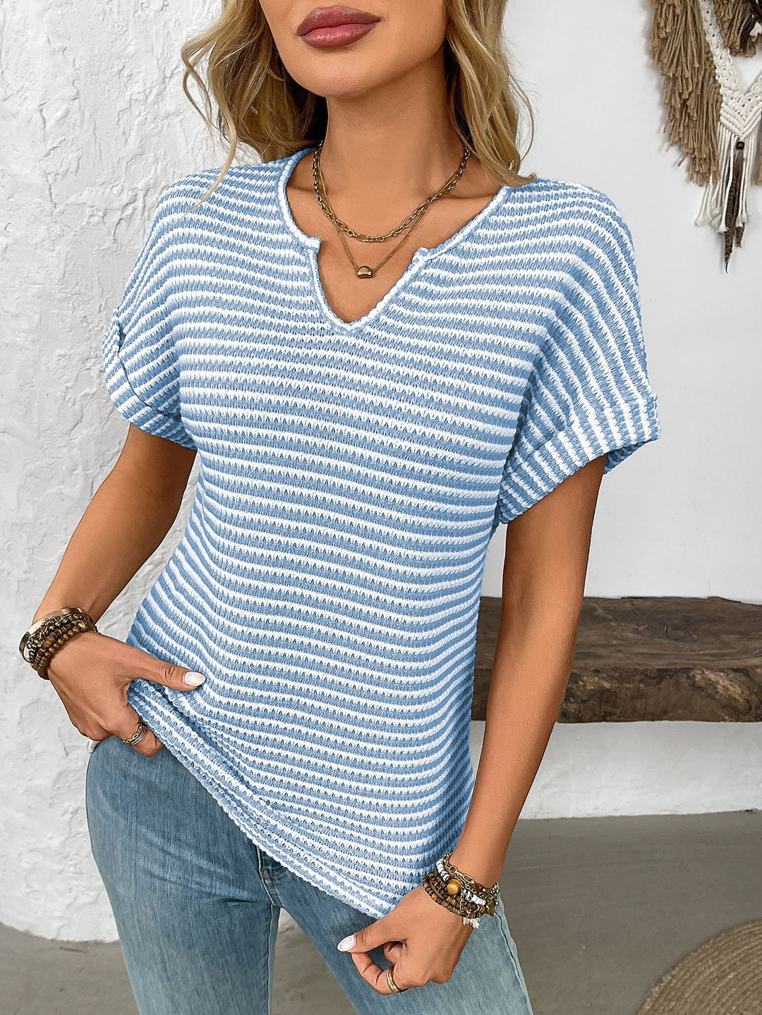 EB | Locker gestreiftes T-Shirt mit V-Ausschnitt