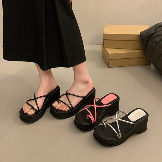 Damen Plateausandalen mit trendigen Riemen EB