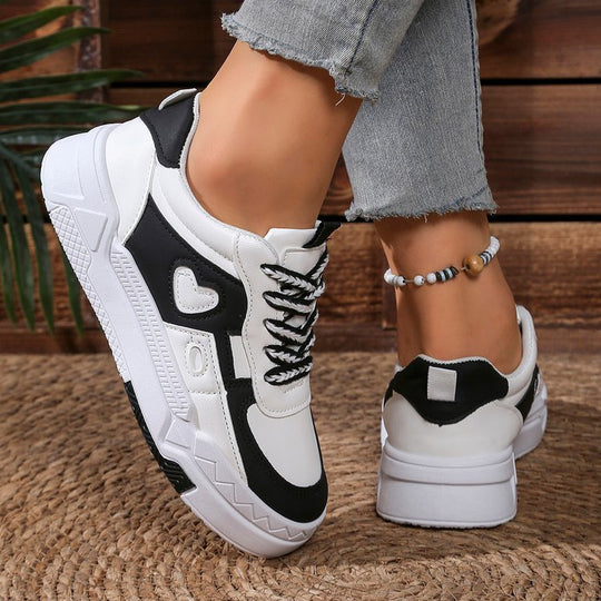 Damen Modische Sneaker mit Herz-Applikation EB