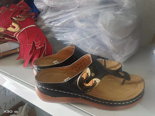 Damen Zehentrennersandalen mit modischem Riemendesign und komfortabler Fußbettung EB