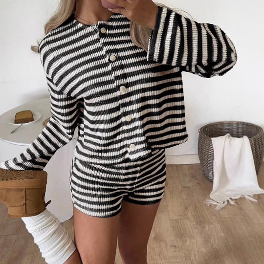 Damen nan gestreiftes Feinstrick-Loungewear-Set mit Knopfleiste und Highwaist-Shorts EB
