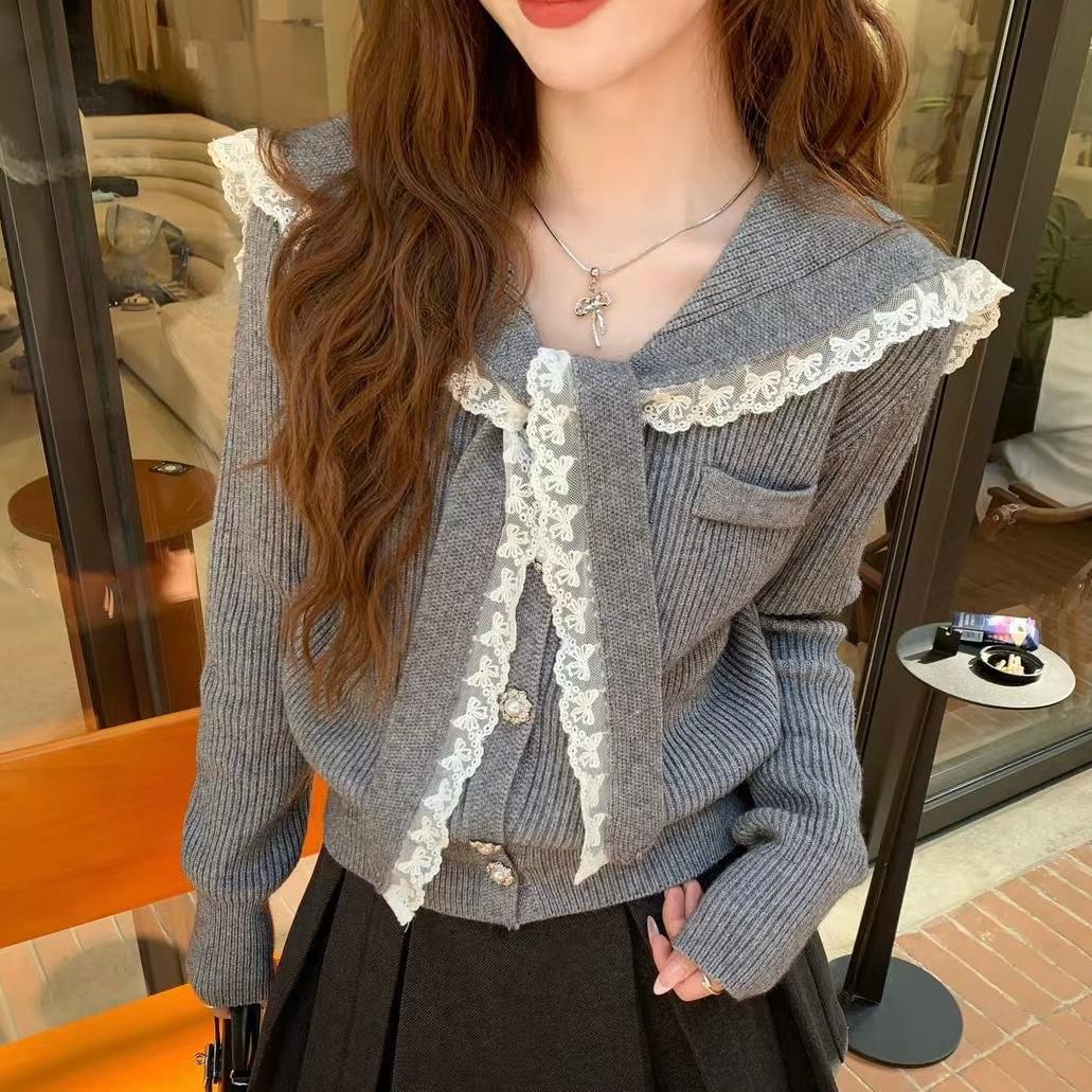 Damen Strickjacke mit Rüschen-Halsband und dekorativen Knöpfen EB