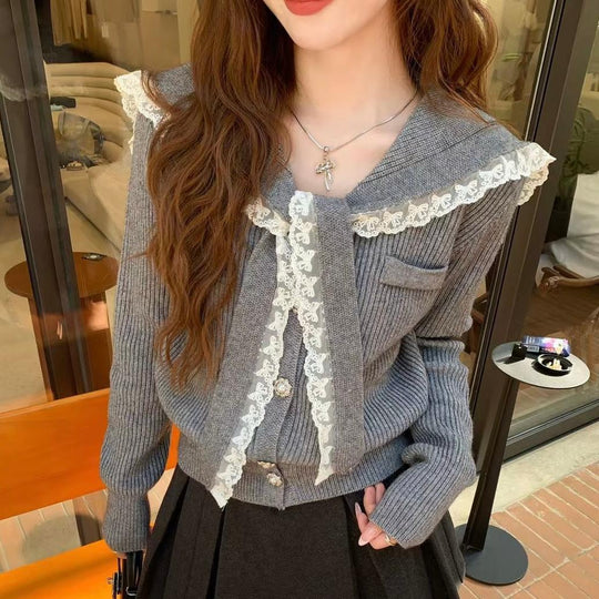 Damen Strickjacke mit Rüschen-Halsband und dekorativen Knöpfen EB