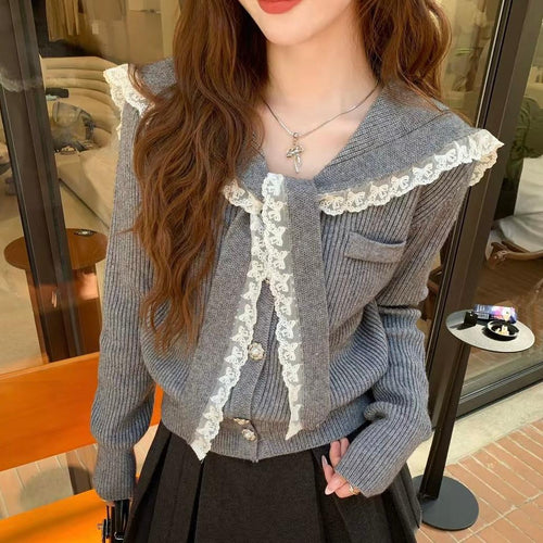 Damen Strickjacke mit Rüschen-Halsband und dekorativen Knöpfen EB