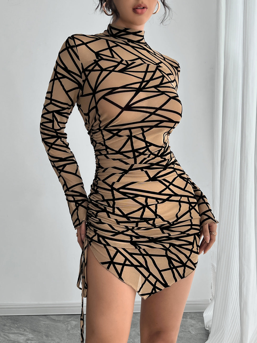 Damen Minikleid mit raffiniertem Raffungseffekt und modernem geometrischen Muster EB