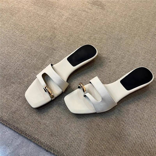 Damen Mules im modernen Metallic-Look mit verziertem Riemendesign EB