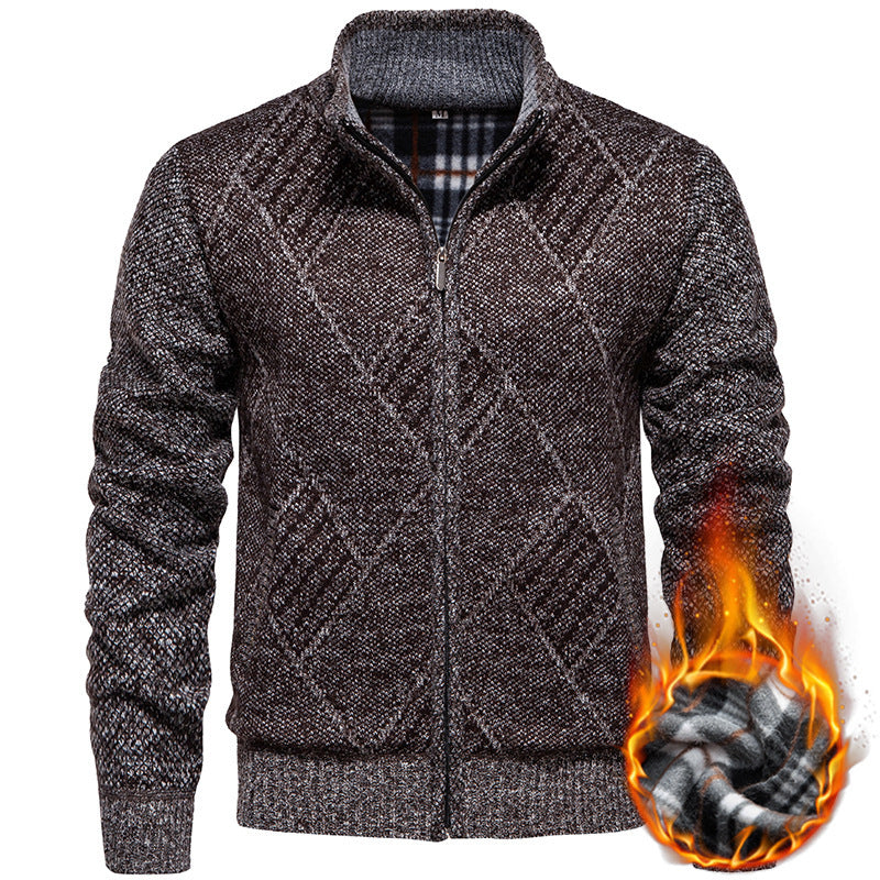 Herren Strickjacke mit modernem Zopfmuster und hohem Kragen EB