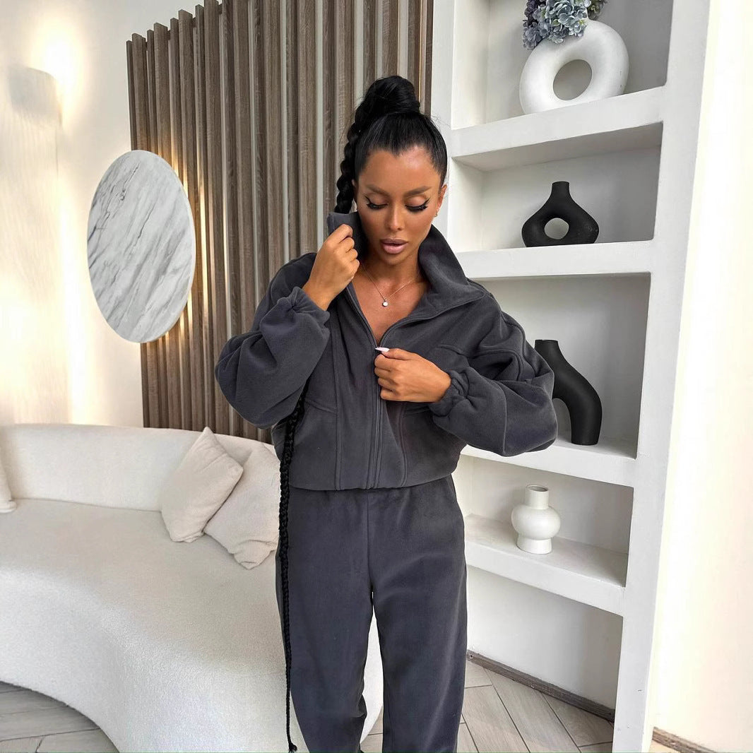 Damen kurzes Reißverschluss-Hoodie mit elastischem Bund und schmal zulaufender High-Waist-Jogginghose aus schwerem French-Terry Eichborn Berlin