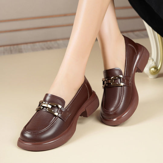 Damen Elegante Mokassins mit goldenen Schmuckdetails und komfortablem Blockabsatz EB