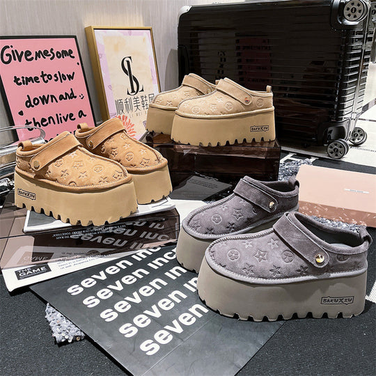 Damen Plattform Clogs mit dekorativem Reliefdesign und verstellbarem Riemen EB