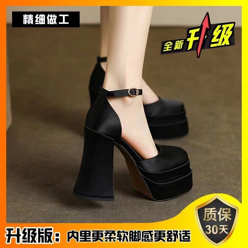 Damen nan Plateau-Sandalette mit skulpturellem Blockabsatz, quadratischer Zehenpartie und kristallbesetztem Knöchelriemen EB