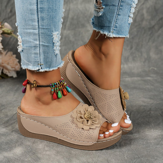 Damen Wedge-Sandaletten mit floralen Akzenten und komfortablem Fußbett EB