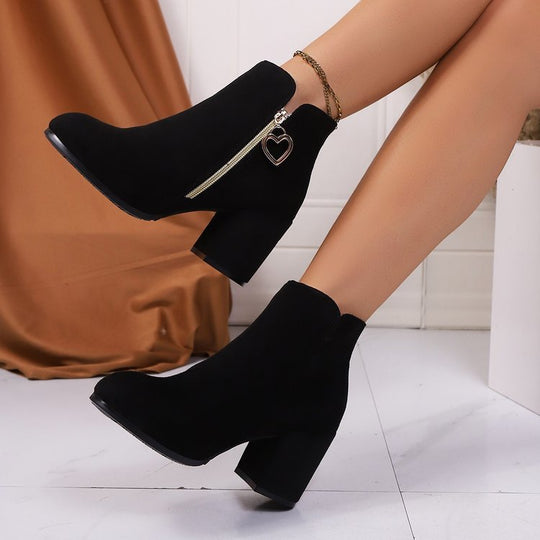 Damen Stiefeletten mit breitem Blockabsatz, Herz-Reißverschluss und Samtvelours-Optik EB